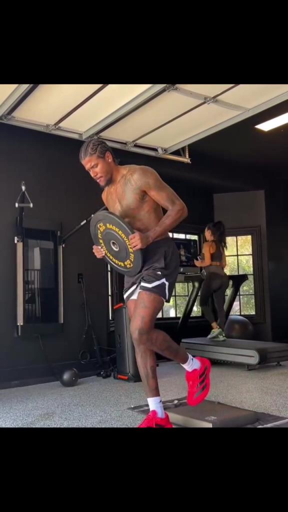 杰伦格林加紧训练，变强壮了。