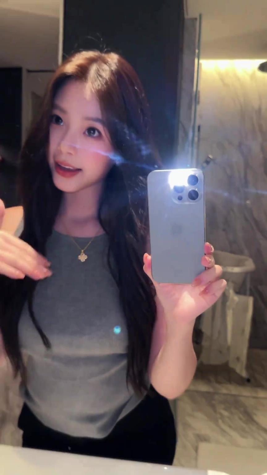 野球手老婆椰子刚生完娃，这人妻味太浓了！