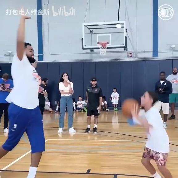 乐在其中！唐斯各种大帽小朋友，脸上洋溢着笑容！