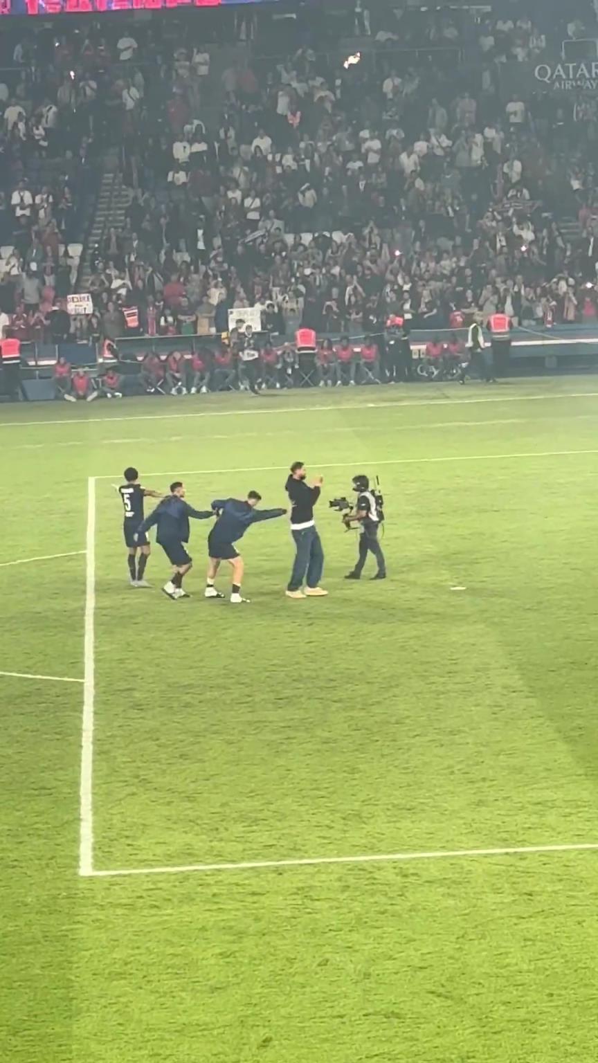 已是传奇！巴黎赛后多纳鲁马向主场球迷告别，接受全场球迷掌声