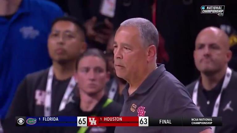 疯三决赛离谱名场面！坚决绝杀出手，结果把球放地上…教练傻眼了