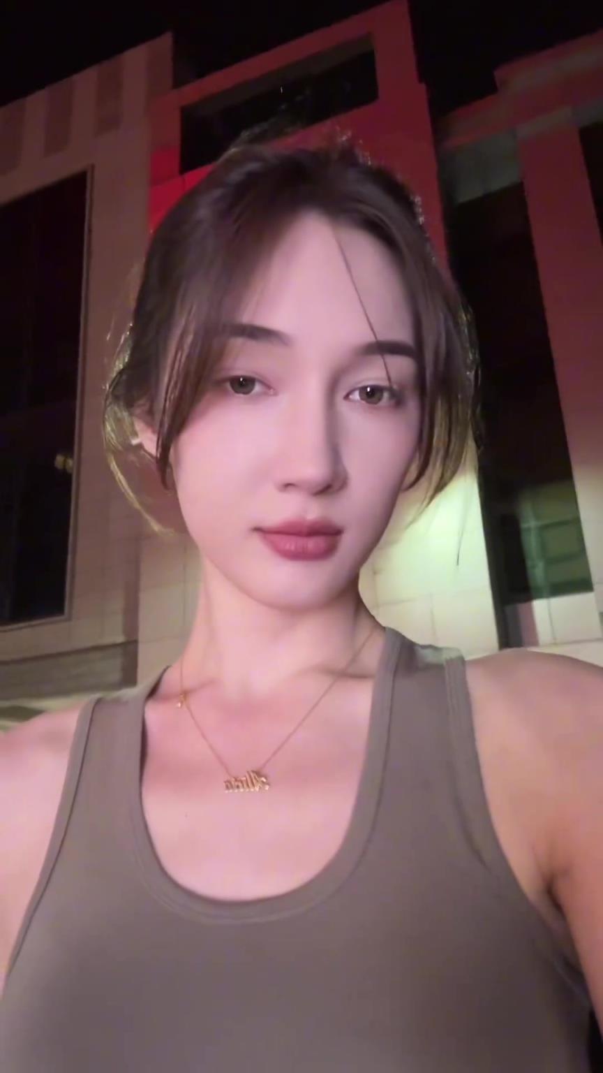 还是底子好！杨政女友孟雅芳拿筷子当发簪，丝毫不影响魅力