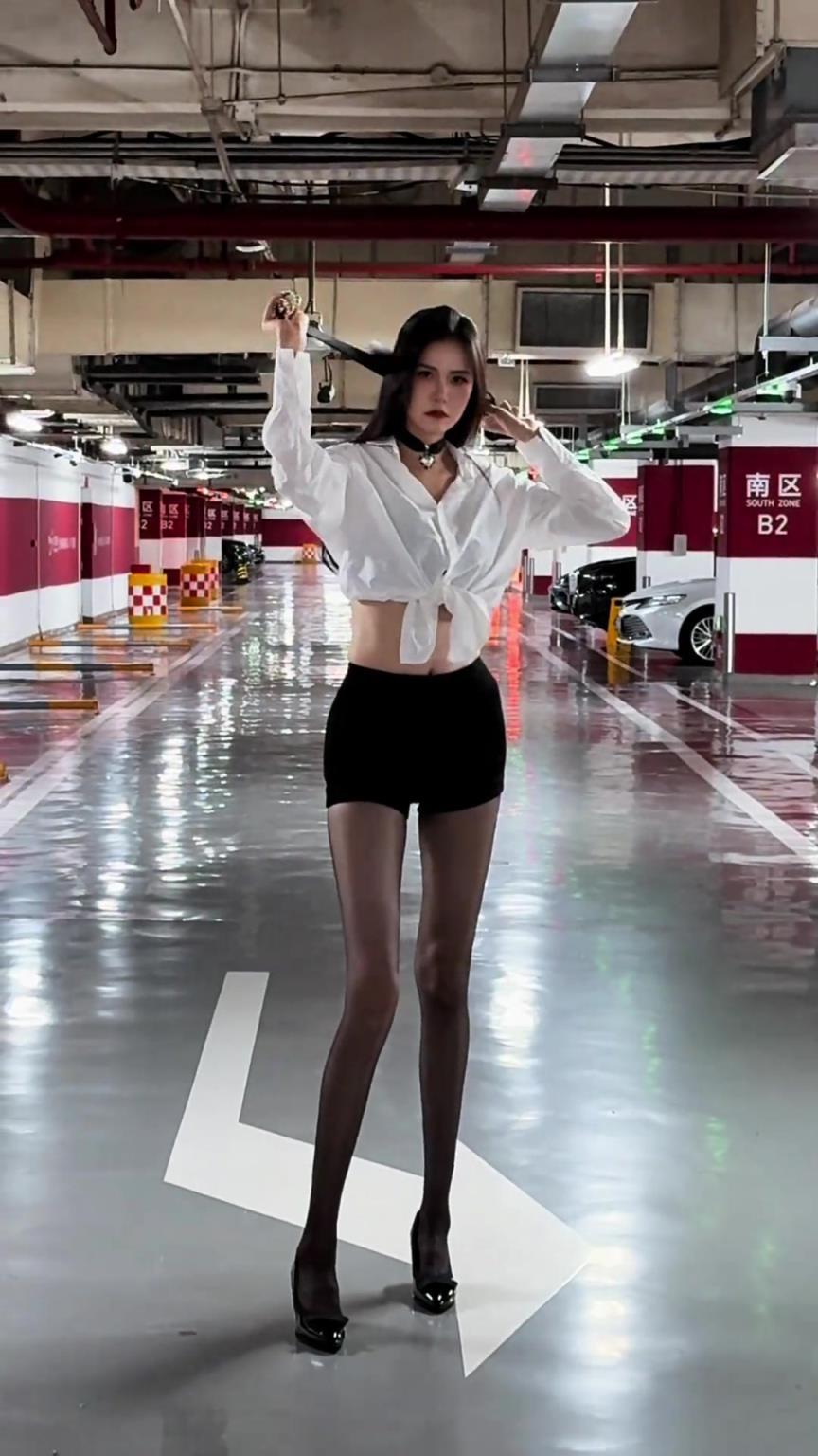 无敌长腿！许诺：让我看看谁练球还偷懒呢