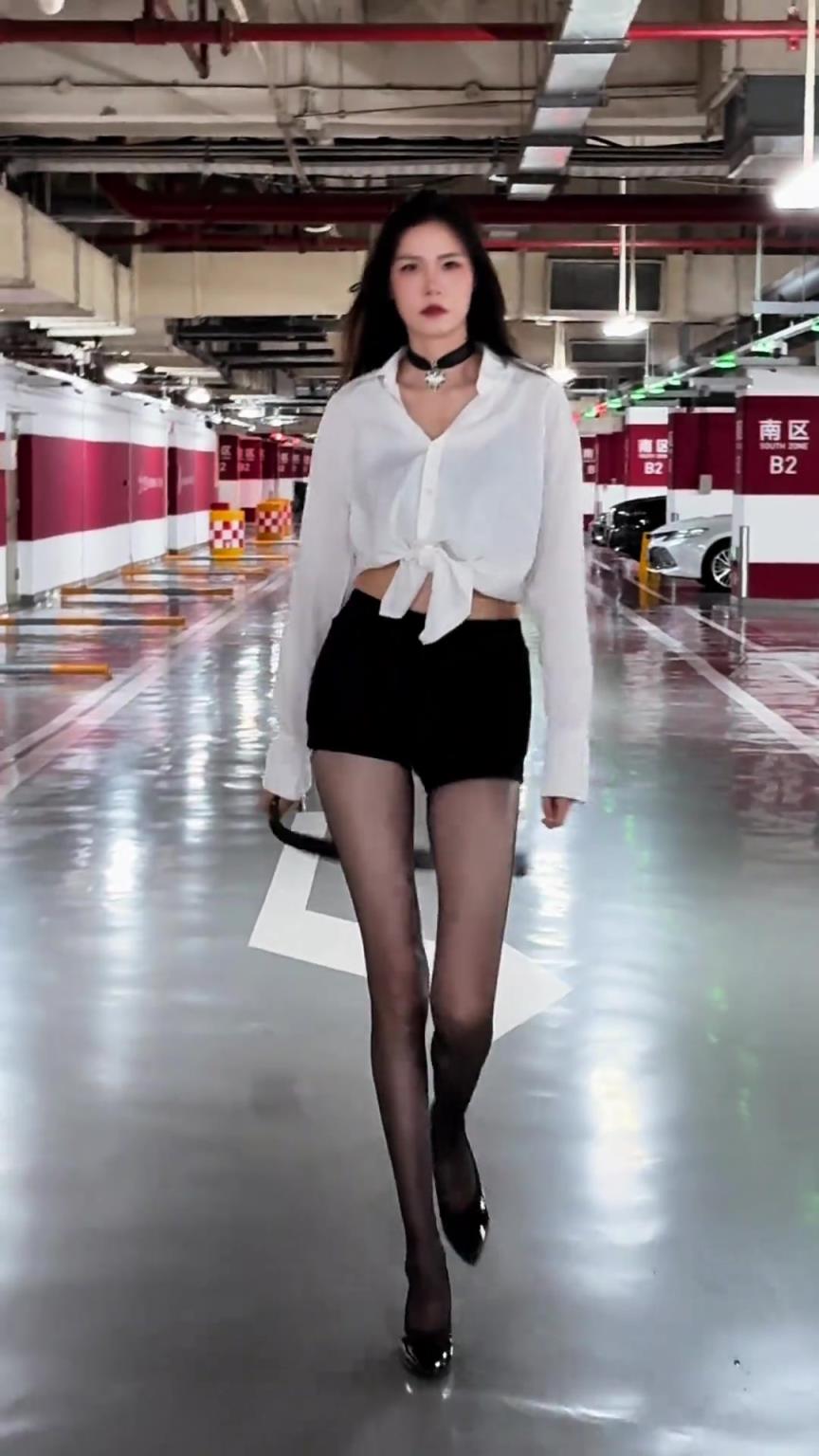 这谁还敢啊！许诺身穿黑丝手拿皮鞭：让我看看谁练球偷懒呢？