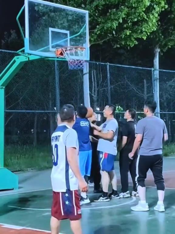 不拉杆不舒服！打法太逆天 野球场神级球感把对手都惊呆了！