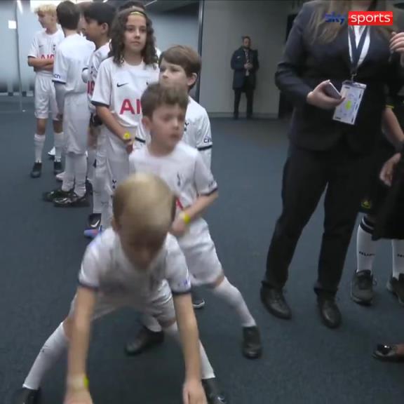 太可爱了吧！名场面：曼城，准备好迎接热刺小球员的挑战了吗？