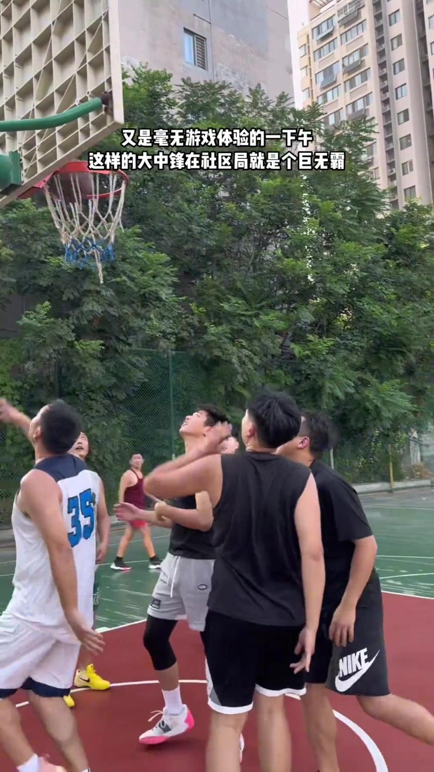 网友晒野球场：又是毫无游戏体验的下午 大中锋在社区打球无解