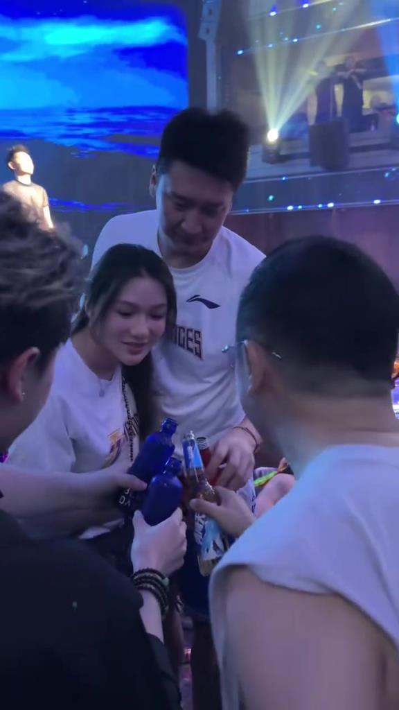 是孙悦女友吗？被敬酒 孙悦和一女子拿起酒瓶一饮而尽