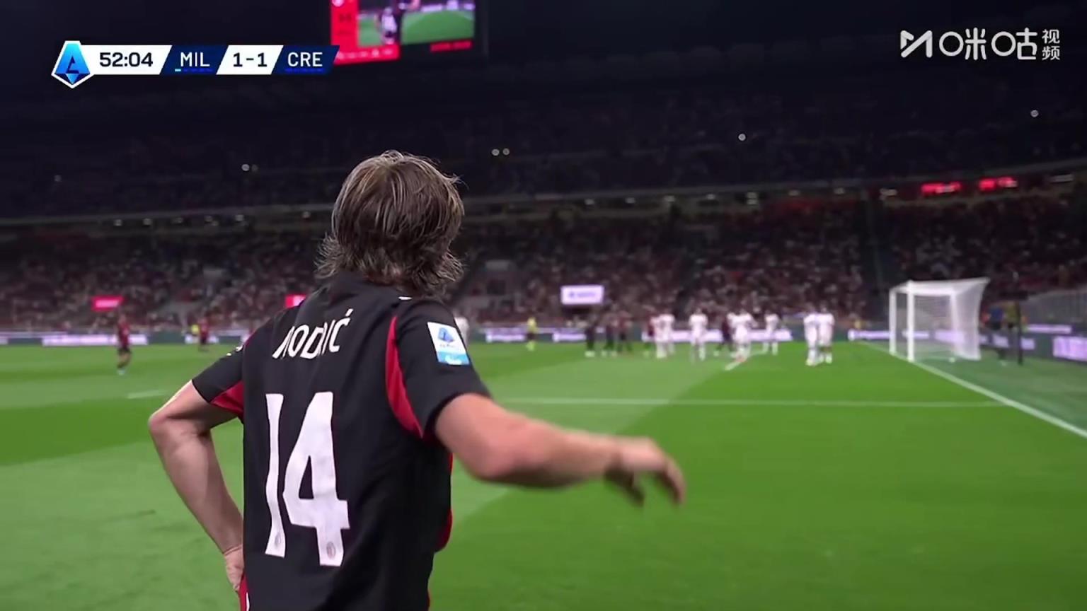 极具威胁！萨勒马科尔斯回做，莫德里奇弧顶迎球远射被极限扑出