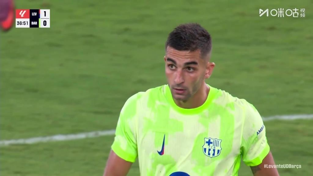 离谱！费兰禁区内绝佳良机爆射击中横梁！弗里克暴怒场边摔水瓶！