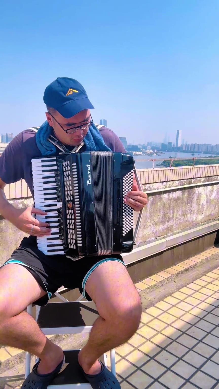 体音美全面发展？张兆旭晒弹手风琴视频：换赛道了家人们~