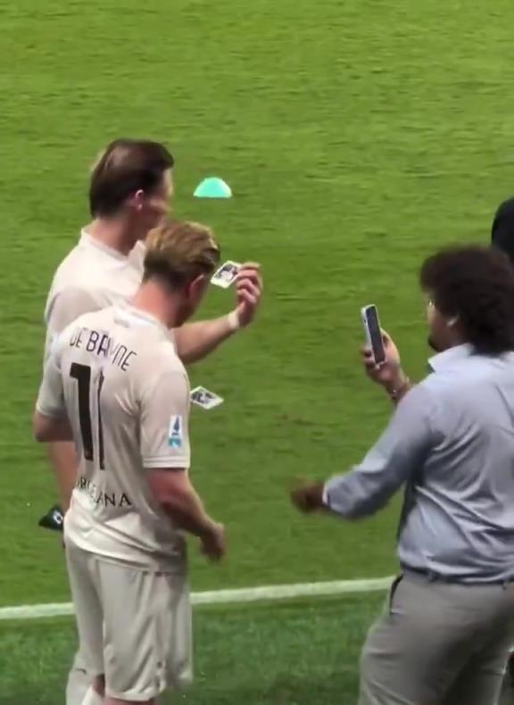 一人进一球！德布劳内和麦克托米奈赛后双双领拍立得