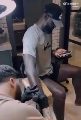 父子同心！詹姆斯、布朗尼、布莱斯父子三人在右手文了相同图案！