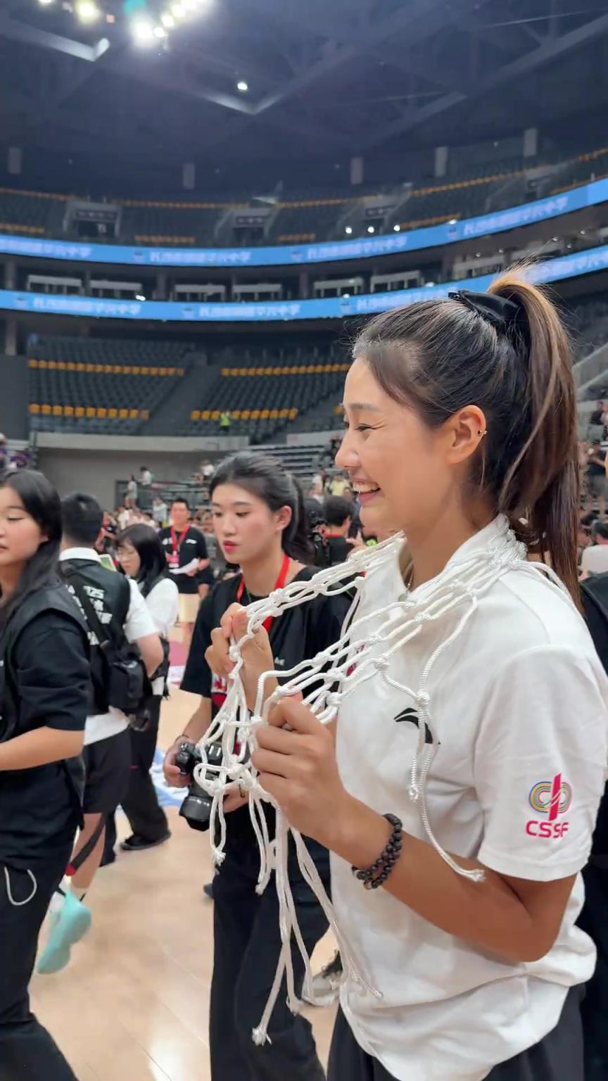 华兴中学力克清华俯冲夺冠！赛后队员们扔女教练于红俊庆祝