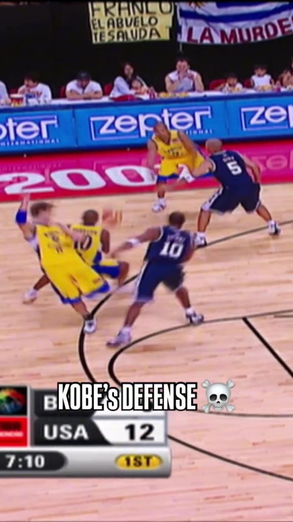 现在很难看到超巨这样做了！科比FIBA赛场锁死巴博萨，舍身飞扑抢球