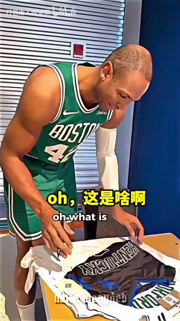 大学情结！名场面：当绿凯球员签名时遇到死敌球队的球衣！