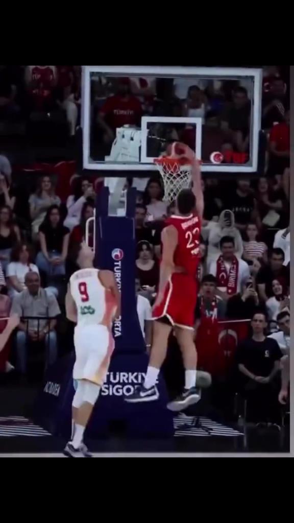 越看越喜欢！杜兰特ins转发申京今天热身赛暴扣视频！