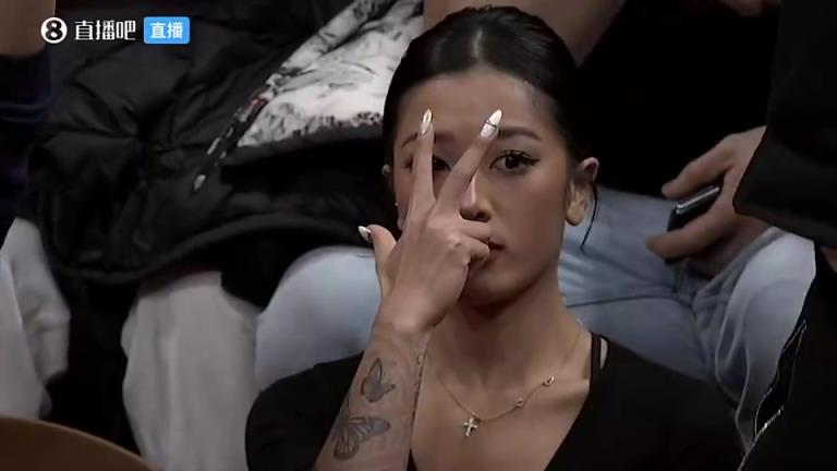 求婚成功了！此前李添荣关键三分投进，场边女友做出帅气庆祝手势