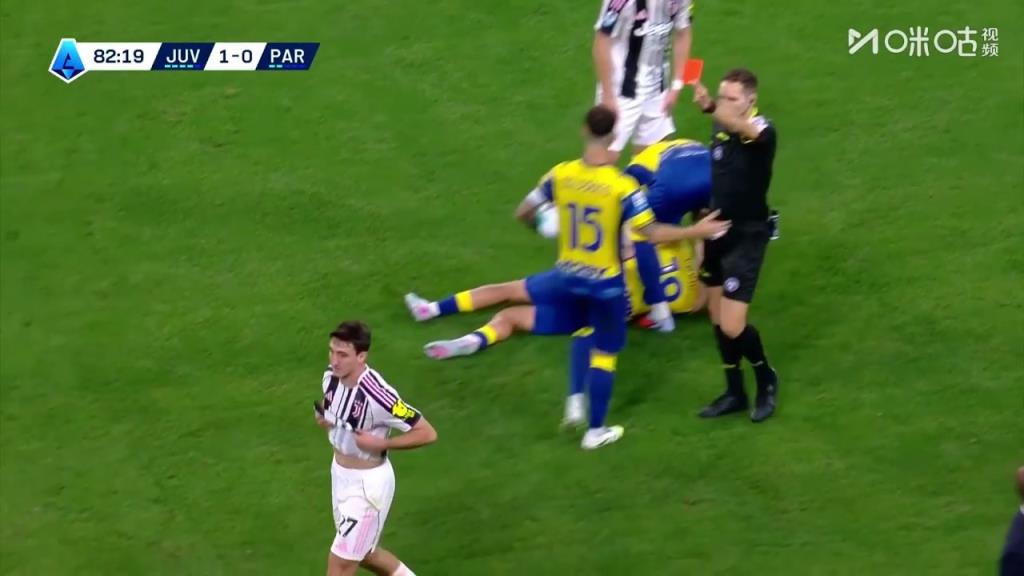 没有必要的动作！坎比亚索肘击对手面部被直红罚下！