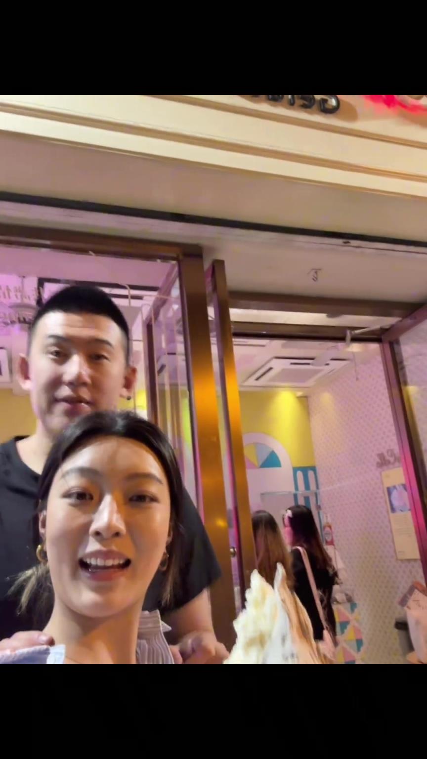 付豪与妻子秀恩爱！网友：女孩有点像惠若琪呢~