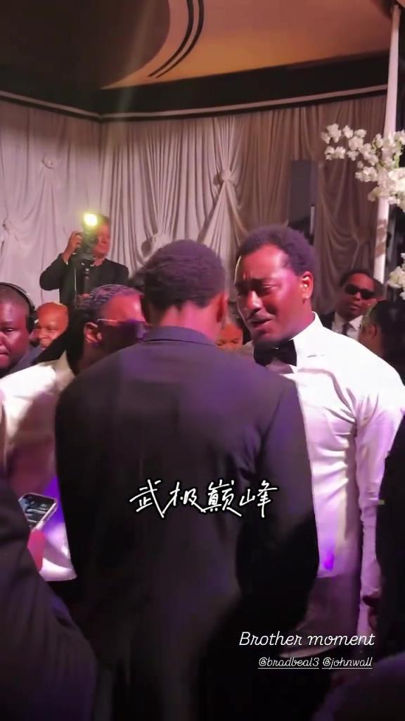 曾经的奇才双枪！沃尔现身好兄弟比尔的婚礼现场~