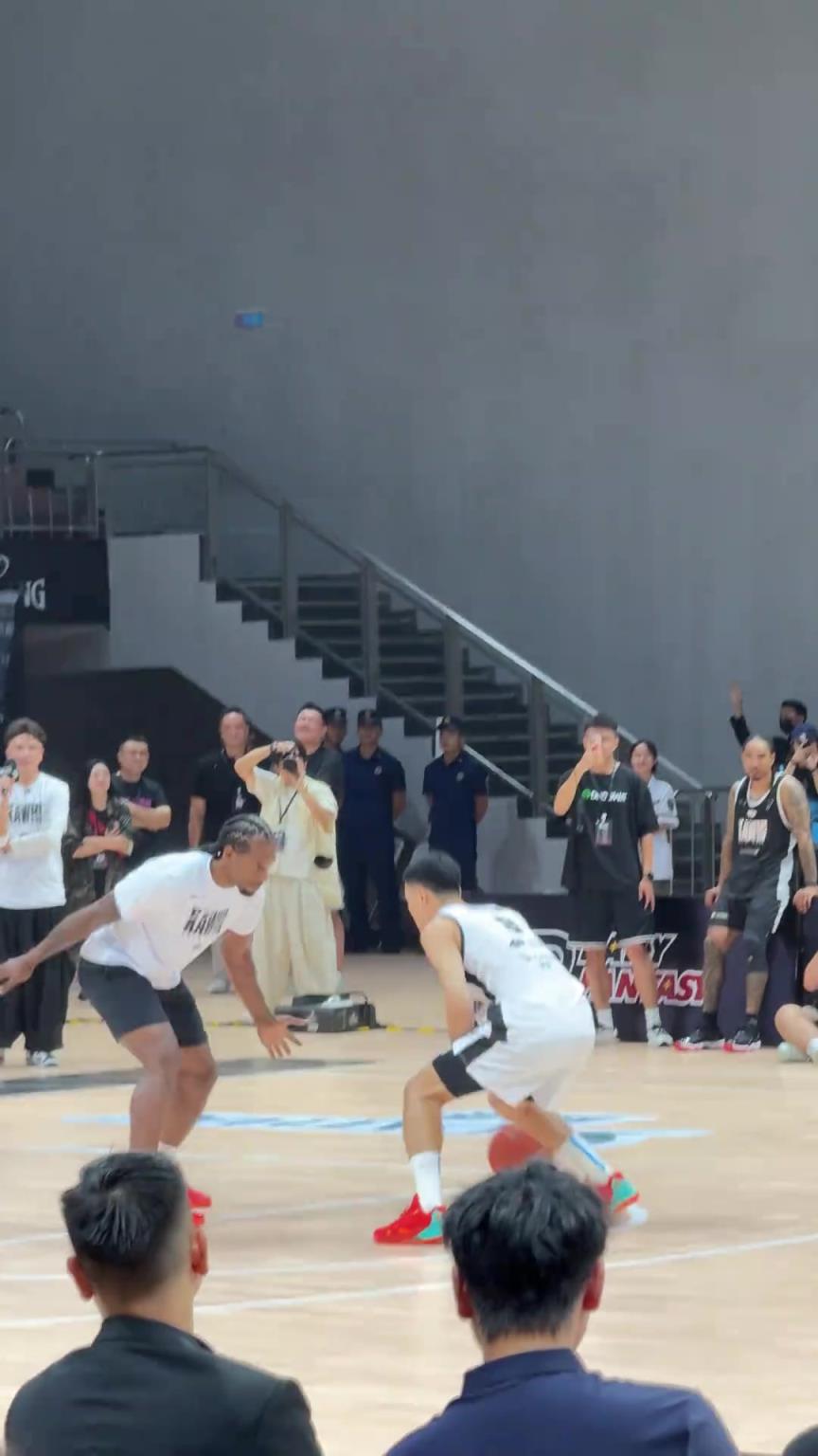 吸盘？莱昂纳德这手是真大啊！防守李观洋还是收着防了！