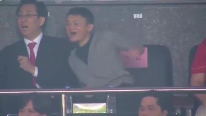 名场面！15年恒大亚冠夺冠，马云和许家印在看台激情拥抱庆祝