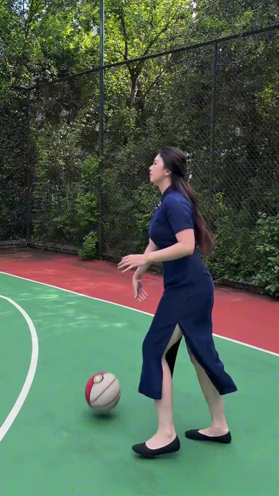 穿旗袍打球这韵味，肘子姐可太会整活了