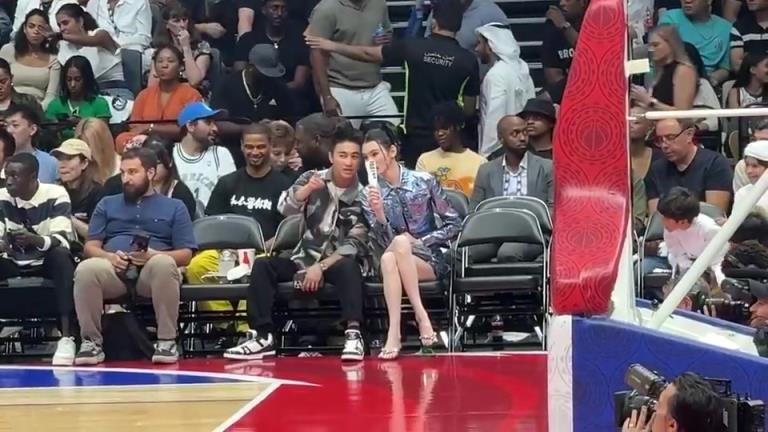 兴趣变事业！何猷君热爱看球 爱妻大长腿被拍成1米6感觉了