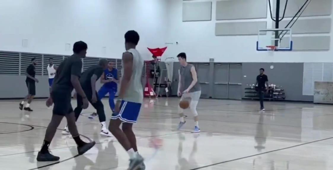 杨瀚森对位沃克！携手郭昊文现身美国线下私局