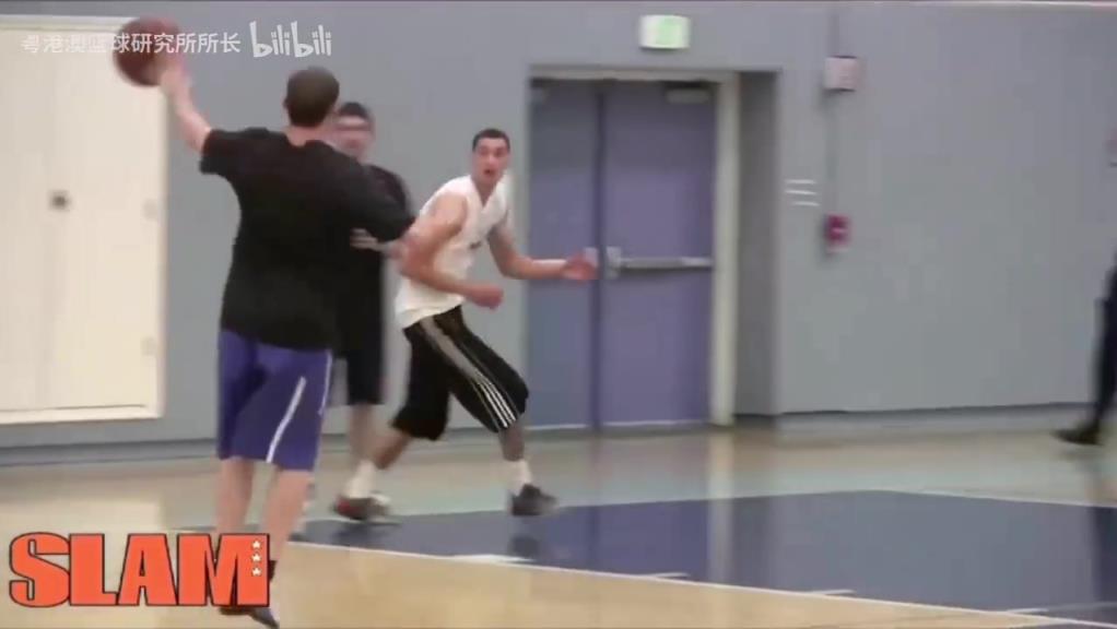 有机会就秀一个滞空暴扣！拉文选秀前的试训！观赏性真的强啊！