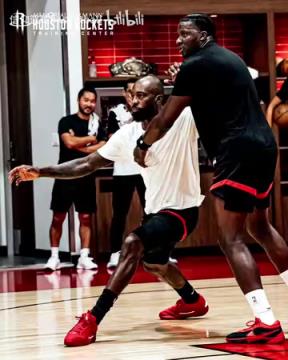 欢迎回家！火箭官方晒卡佩拉回归火箭训练馆和新队友磨合！