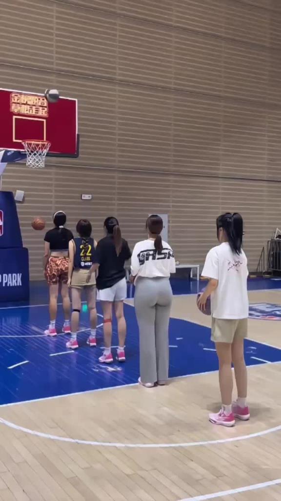 我选第二个罚球线那个，谁都不要跟我抢