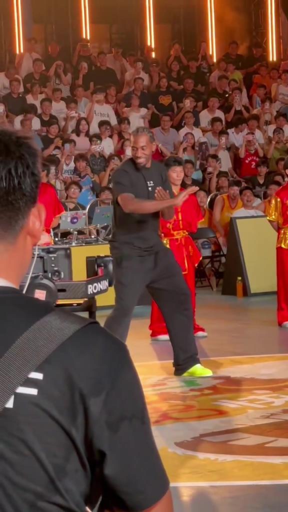 切磋一下？哈登中国行打完咏春后 现在莱昂纳德也来开打了~