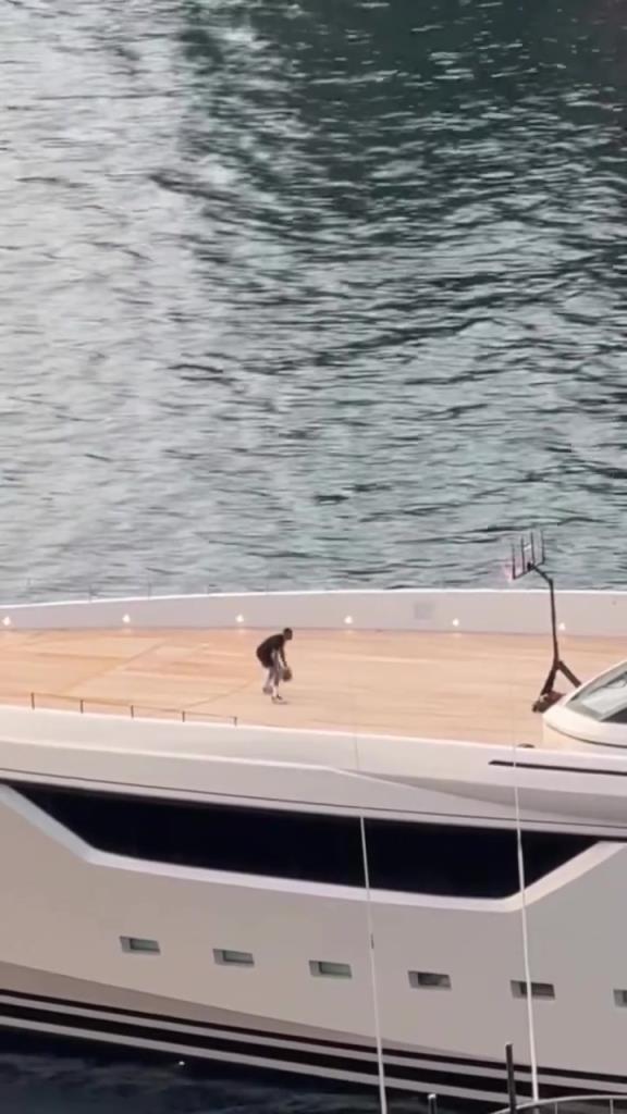 太豪华了！威少在自己的私人游艇球场中训练~