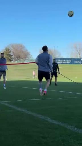 配合默契的苏牙和梅西！名场面：巴萨U40的2v2网式足球！