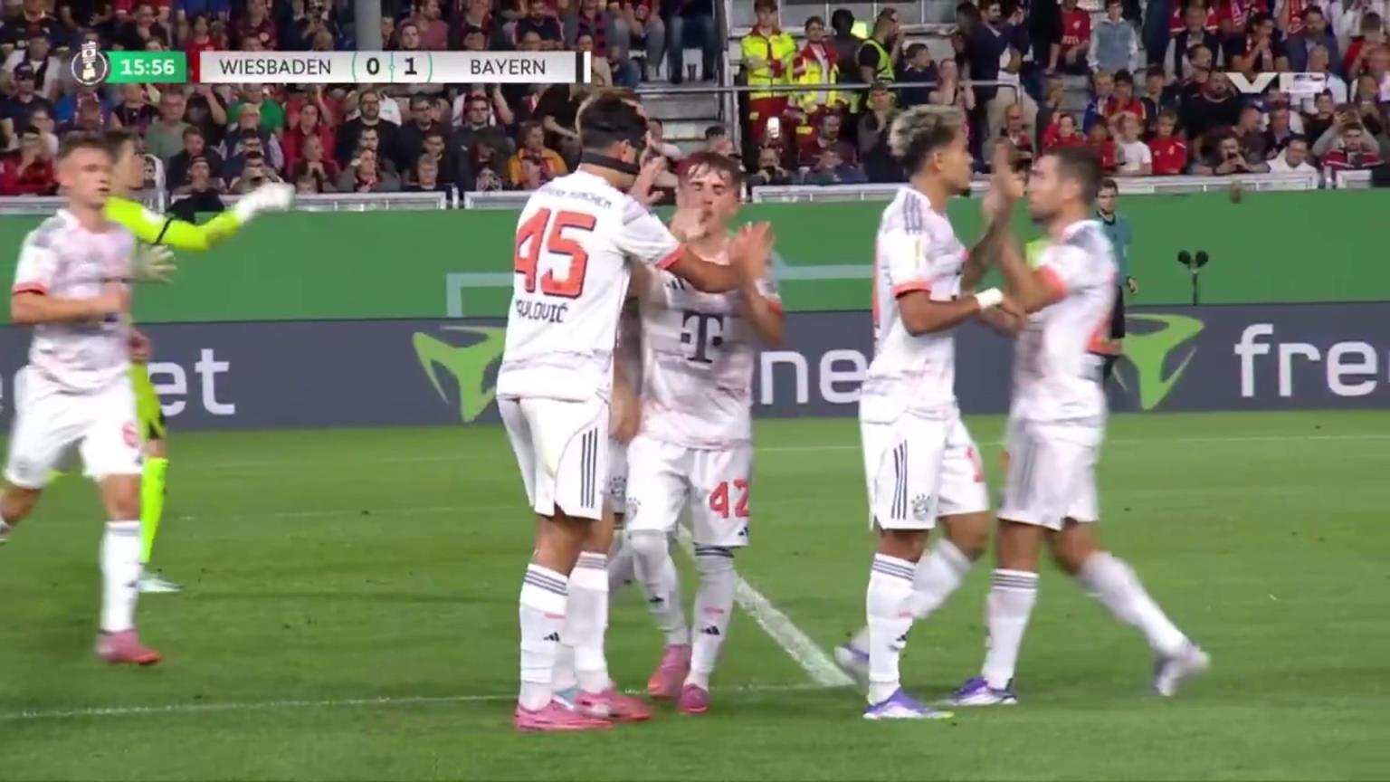 拜仁1-0领先韦恩！博伊禁区被拉倒造点，凯恩主罚稳稳打进！