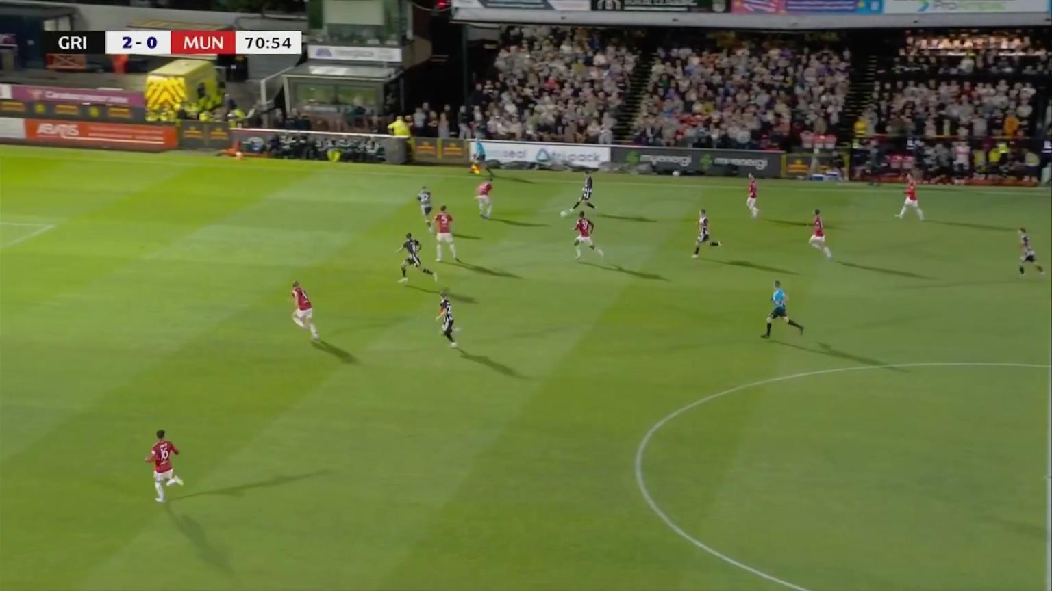 有争议？格林斯比破门但被吹越位，细看马奎尔是有挡一下