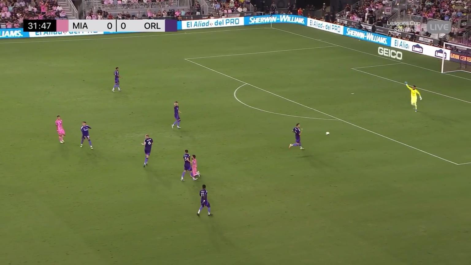 梅西鼓掌苦笑！梅西突破踉跄倒地，裁判未给判罚