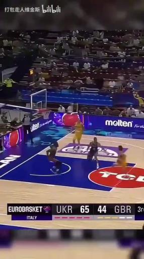 最后这个扭屁股是什么意思？球员底角空位没接到传球，然后……