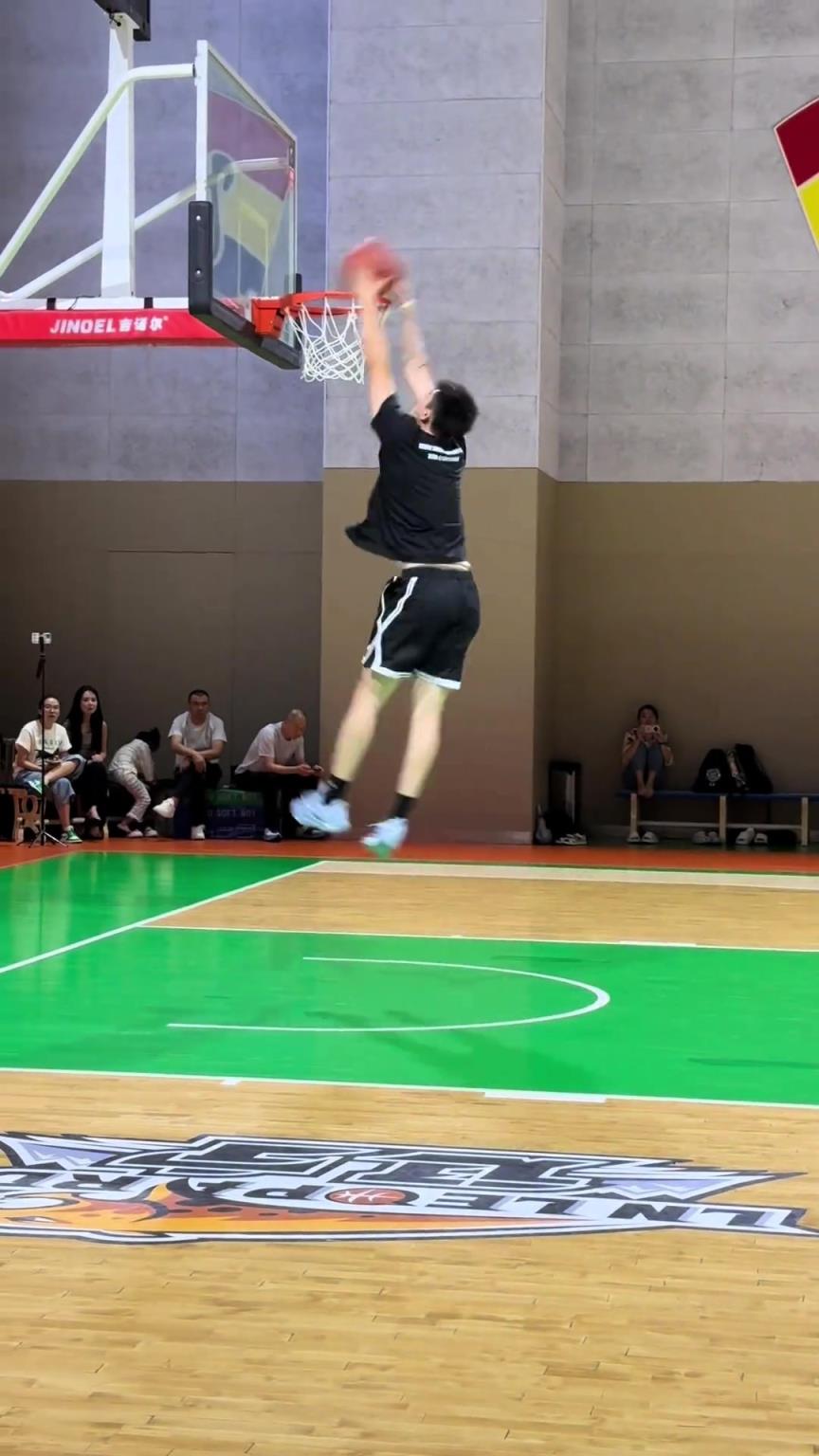 篮下原地起跳暴扣，有一说一张镇麟的身体素质在CBA相当炸裂！