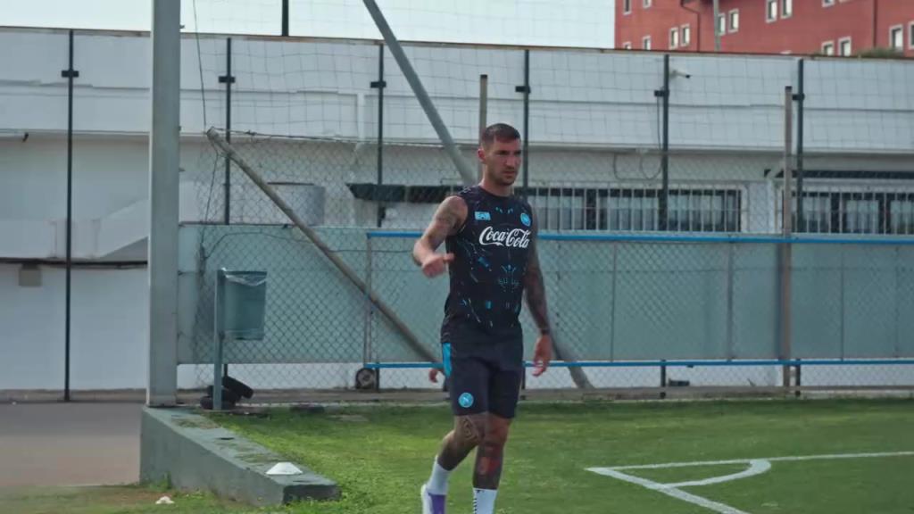 欢声笑语！那不勒斯备战卡利亚里的训练！德布劳内很开心啊~