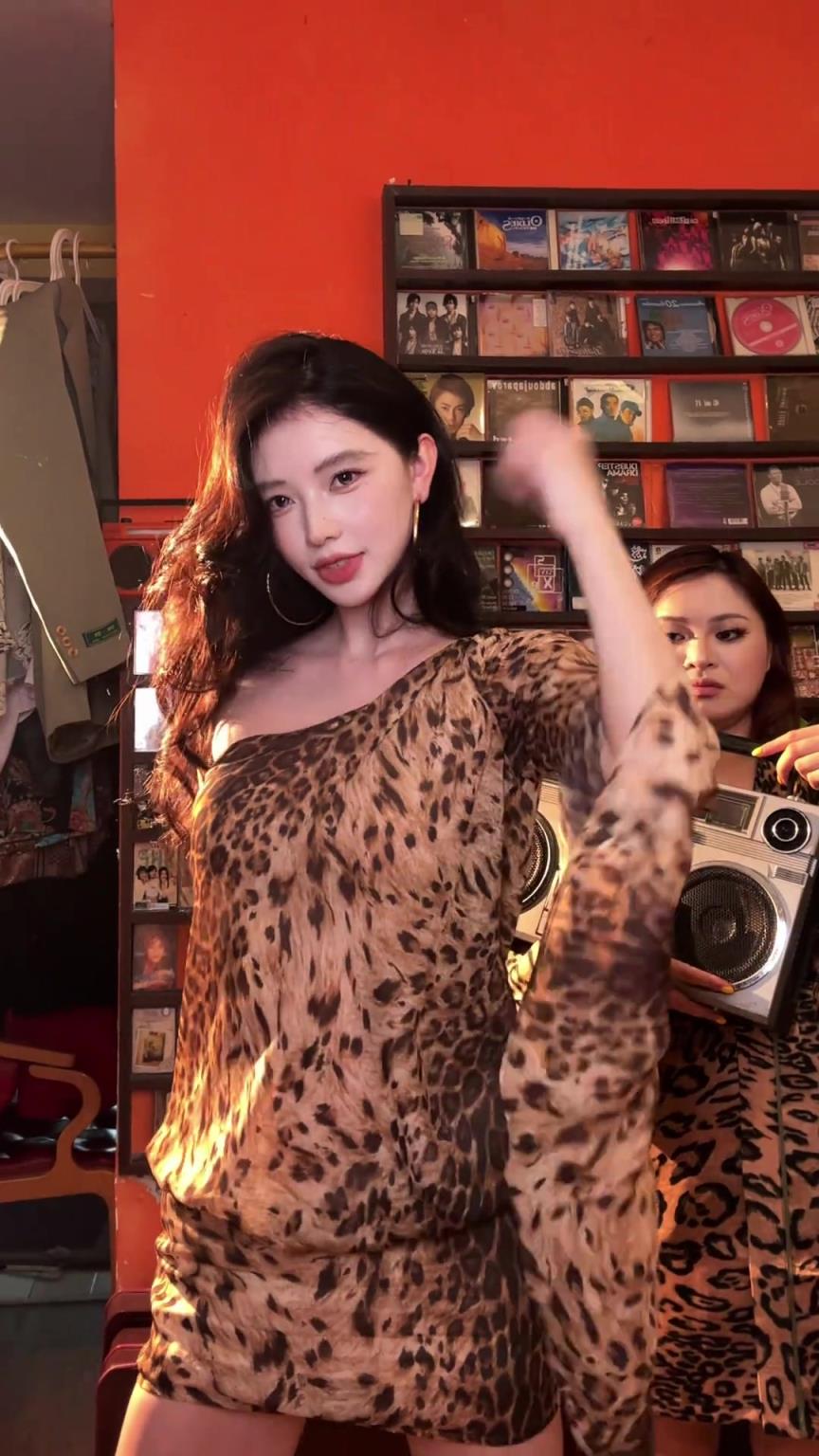 切特被“抓包”时刷到的方圆原视频 抖音上获52万点赞！