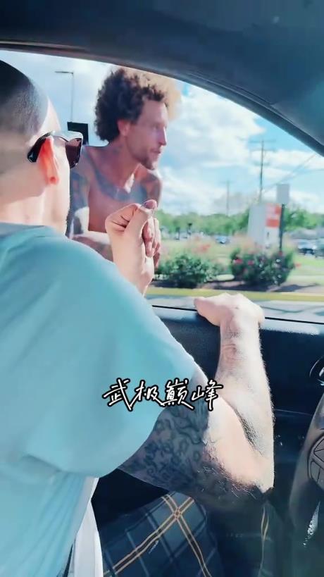 混成这样了？曾经詹姆斯的队友德隆蒂韦斯特向等候红灯的路人乞讨