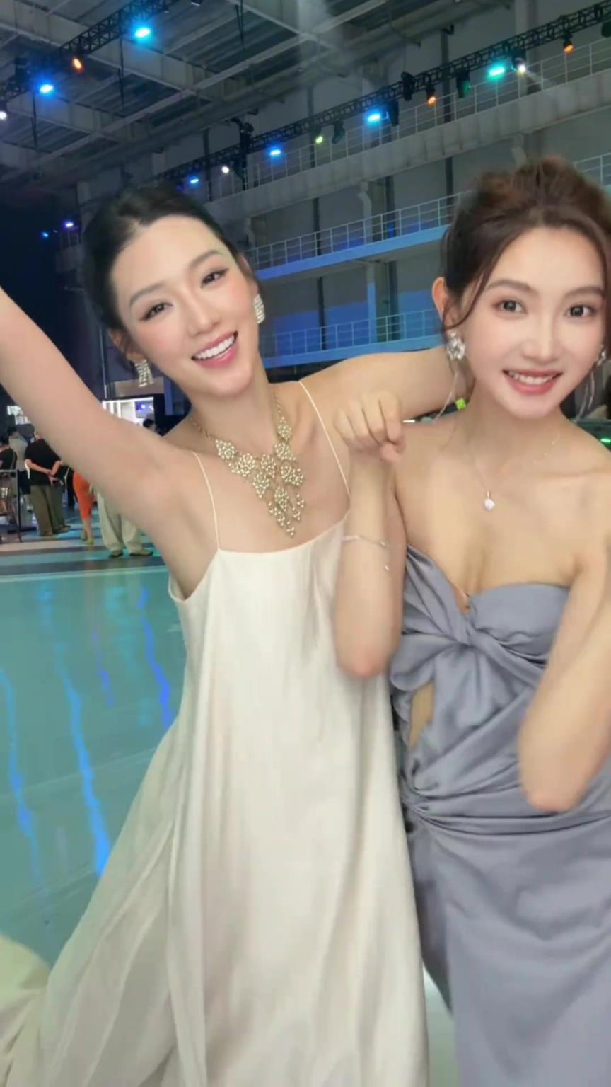 都是高颜值啊！美女主播金佳悦和闺蜜的双人手势舞~