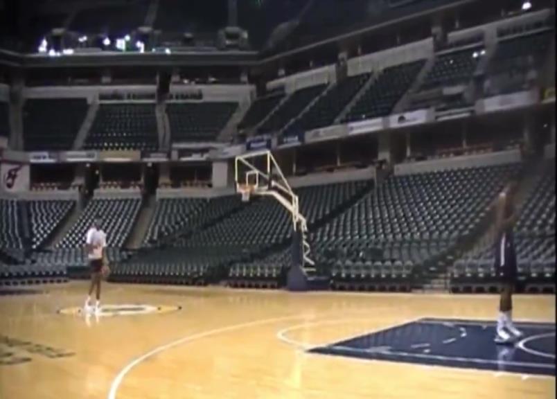 年轻时的保罗-乔治也很能跳啊，轻松飞跃2米18的希伯特单臂暴扣！