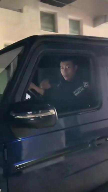 这车霸气啊！球迷此前在停车场偶遇开大G的张镇麟