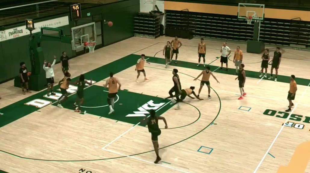 打法像谁？王俊杰晒最新训练：无惧黑人内线，对抗翻身跳投打进！