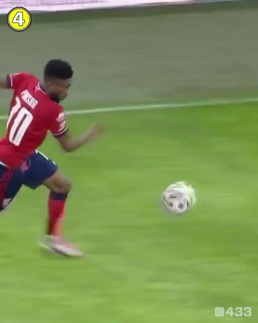 论球员的自我修养！名场面：球员短裤掉落，边提裤子边抢球！