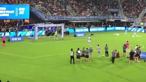 诙谐！当你对生活失去希望，就看看本特克此前技巧赛的凌空射门！